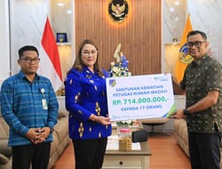 Penyerahan santunan kematian kepada 17 petugas rumah ibadah. (27/11/2025)